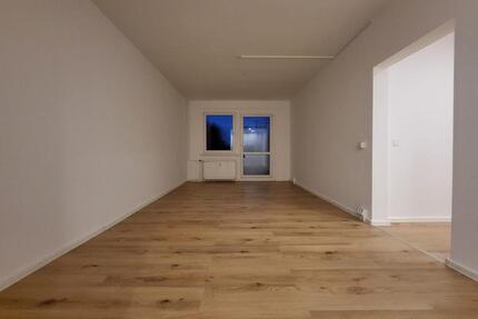 ++1 NKM frei- 3 Raum Wohnung neu saniert mit Balkon in Freiberg (Sachsen) zu vermieten