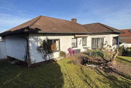 – WOHNEN, WO RUHE ZUHAUSE IST – EINFAMILIENHAUS IM BUNGALOWSTIL MIT GROSSEM GARTEN IN VIECHT - Eching