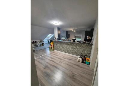 Helle, 2 Zimmer Dachgeschosswohnung mit Balkon von privat - Schwetzingen