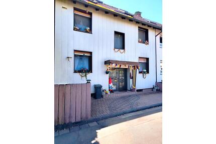 Zweifamilienhaus mit 210 m² Wohnfläche, Wintergärten, Balkon usw. - Langenselbold