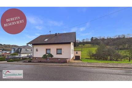 BETHINGEN: GEPFLEGTES WOHNHAUS MIT 2 WOHNUNGEN 3 GARAGEN 2 CARPORTSTELLPLÄTZE - Mettlach / Bethingen