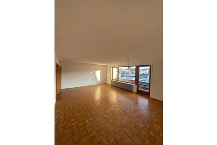 Freundliche 3-Zimmer-Wohnung mit Balkon und Garage in Westhausen