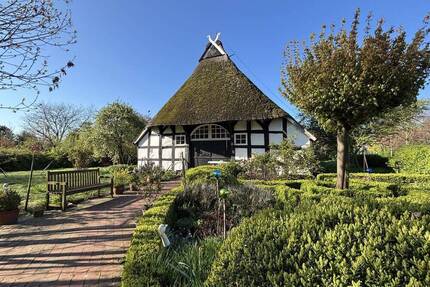 Historisches, denkmalgeschütztes Fachwerkhaus mit großem Grundstück in LembruchDümmer
