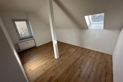 NEU-Sanierte DG 3-Zimmer mit Laminat und Wanne in sehr guter Lage! - Chemnitz Borna-Heinersdorf