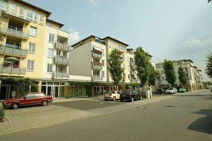 Helle und freundliche 2-Raum-Wohnung im Dresdner Norden! Mit Balkon, Einbauküche, Parkett, Aufzug und Tiefgarage in ruhiger Lage! - Dresden Mickten