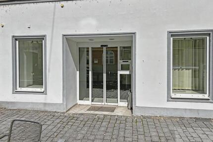 Laden- oder Bürofläche im Erdgeschoss in bester Lage am Stadtplatz Vilshofen, ca. 172 m², ab 1.5.26 - Vilshofen an der Donau