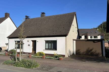 Gepflegtes Einfamilienhaus mit Garage und großzügiger Dachterrasse in ruhiger Lage von Marsberg