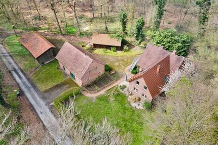 Mitten in der Natur! Landhaus im Dornröschenschlaf mit Remise, Scheune und Stall auf 2516 m². - Berge