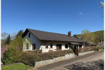 Freistehendes Einfamilienhaus mit Einliegerwohnung in naturnaher Ortsrandlage! - Vöhl Schmittlotheim