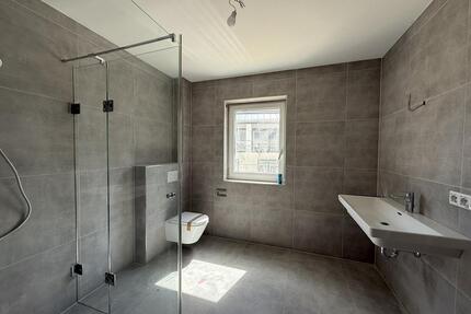 Moderne 3-Zimmer EG Wohnung mit Terrasse, Tiefgarage und Garten in Pförring