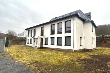 Gewerbeeinheit mit Betreiberwohnung in Spay!