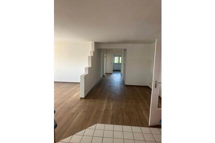 Frisch renovierte 3,5-Zimmer-Wohnung mit großer Wohnküche & EBK - Wiesbaden Mainz-Kastel