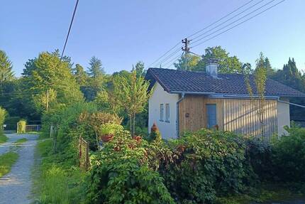Charmantes Wochenendhaus im Grünen mit Garten, gepflegt, liebevoll hergerichtet und einzugsbereit - Großerlach / Platte