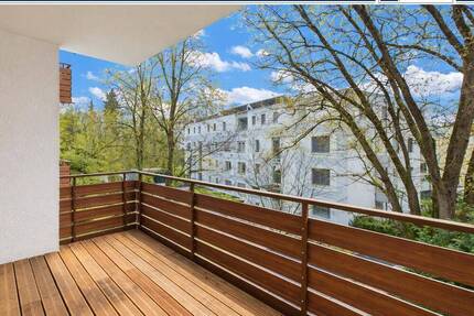 Toplage Nikolaviertel: Modernisierte 3,5 Zimmer Wohnung, Balkon, TG-Stellplatz und grüner Ausblick - Landshut