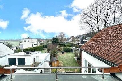 Lichtdurchflutete, großzügige DG-Wohnung mit Gartenblick - Neuss Uedesheim
