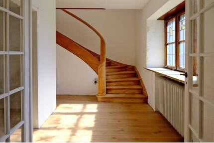 AIGNER - Großzügiges, sanierungsbedürftiges Einfamilienhaus in Berg am Starnberger See