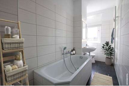Wohnung zum Mieten in Halle (Saale) 323,00 € 59.73 m²