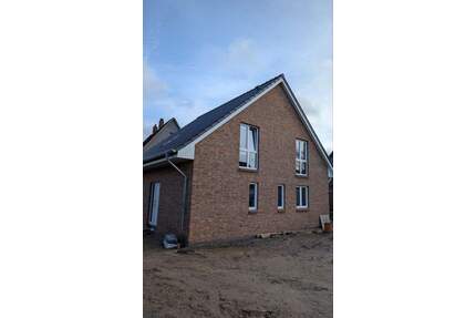 Einfamilienhaus Erstbezug zu vermieten (inkl. Stellplatz und PV Mieterstrom) - Schwentinental Raisdorf