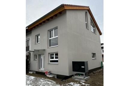 Reiheneckhaus in Kolbermoor - 2.600,00&nbsp;EUR Kaltmiete, ca.&nbsp; 130,00&nbsp;m&sup2; in Kolbermoor (PLZ: 83059)