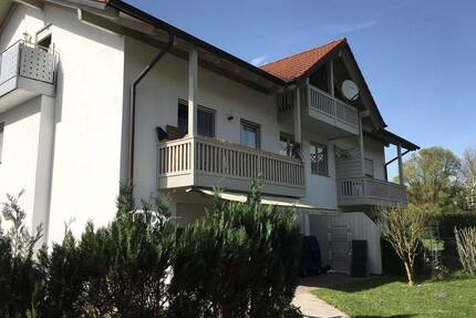 Gepflegte 2 Zi.-Dachgeschoss-Wohnung mit Einbauküche, 2 Balkonen und 2 Stellplätzen - Tacherting