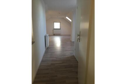 IN BRACKENHEİM 1 - ZIMMER DACHGESCHOSS WOHNUNG ZU VERMIETEN !!! - Remseck am Neckar