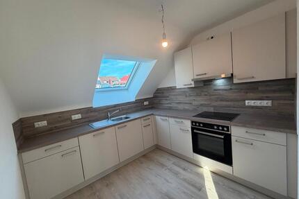 Erstbezug nach umfassender Sanierung: 2-Zimmer-DG mit Balkon - Herzogenaurach