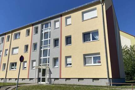 Modern und gepflegt! 4-Raumwohnung mit Einbauküche, Balkon und Stellplatz in Riesa-Weida!