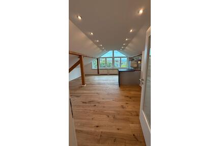 Großzügige, helle 3-Zimmer-Dachgeschosswohnung (78 m²) mit EBK - Vilsbiburg