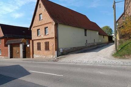 - Einfamilienhaus mit Nebengebäude auf kleinem Grundstück - - Teuchern Prittitz