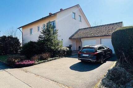 Ansprechendes Zweifamilienhaus mit Einliegerwohnung und großem Garten in Bestlage - Singen