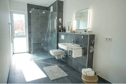 Familien willkommen! Großzügige 4-Zimmer-Erdgeschosswohnung mit 2 Terrassen, 2 Bädern u. EBK inkl.! - Oberasbach Kreutles