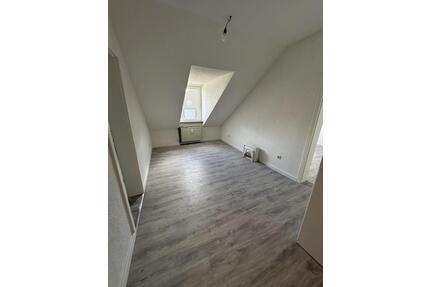 ** Frisch kernsanierte 5-Zimmer-Wohnung im Altbau Dachgeschoss ** - Gelsenkirchen Erle