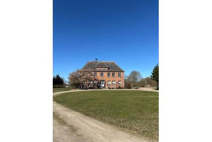 Mehrfamilienhaus Gutshaus - 369.700,00&nbsp;EUR Kaufpreis, ca.&nbsp; 293,00&nbsp;m&sup2; in Galenbeck (PLZ: 17099)