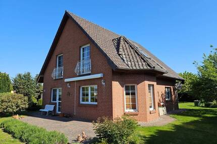 Gleich zum einziehen kurz vor der Stadt! Haus, Hof mit Garten, Garagen u. Carport - Butzow