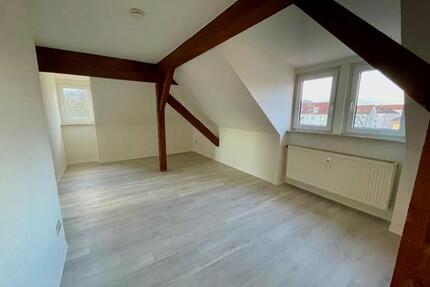 Renovierte 2-Zimmer-Dachgeschosswohnung mit Balkon & Ausblick - Aschersleben