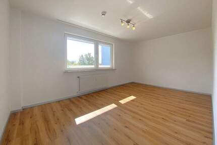 Investment oder Eigennutzung - attraktive 3-Zimmer-Wohnung mit großem Südbalkon, Garage und Einbauküche - Erlangen Bruck