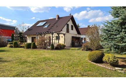 Neuwertiges großzügiges Einfamilienhaus mit gepflegtem Garten in ruhiger Lage - Ettersburg