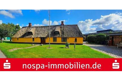 Charmante Reetdachkate mit Doppelgarage, Einzelgarage und gepflegtem Garten - Treia
