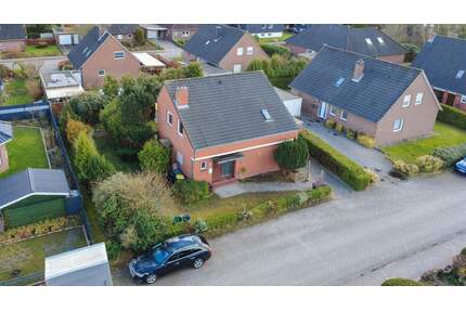 Einfamilienhaus in Aurich - Sanierungsobjekt mit Garage, Terrasse und Balkon