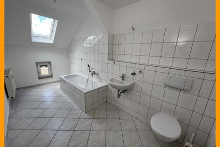 Preiswerte 2 DG-Zimmer Wohnung im Zentrum von Weida!