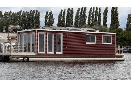Modernes, autarkes Hausboot mit Liegeplatz in Berlin