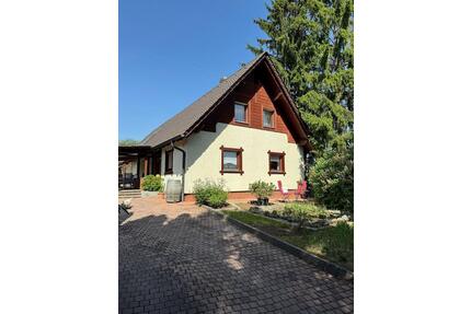 Versteckt im Grünen: Wohnhaus mit großem Grundstück in Alleinlage - Ergoldsbach Langenhettenbach