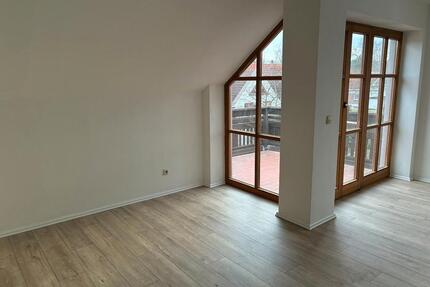 Helle modernisierte 2‑Zimmer‑DG‑Wohnung mit großem Balkon & TG‑St - Falkensee