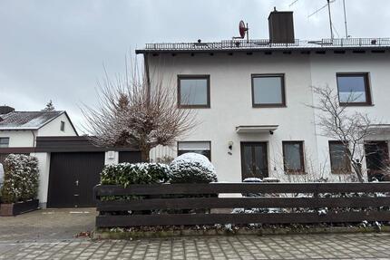 Doppelhaushälfte in Gilching - 2.850,00&nbsp;EUR Kaltmiete, ca.&nbsp; 160,00&nbsp;m&sup2; in Gilching (PLZ: 82205)