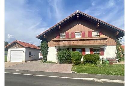 GEMÜTLICH MIT EINLIEGERWOHNUNG UND GARAGE - Stiefenhofen