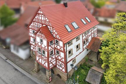 Stilvoll modernisierte Wohnung mit Einbauküche & Stellplatz im historischen Baudenkmal - Oberderdingen