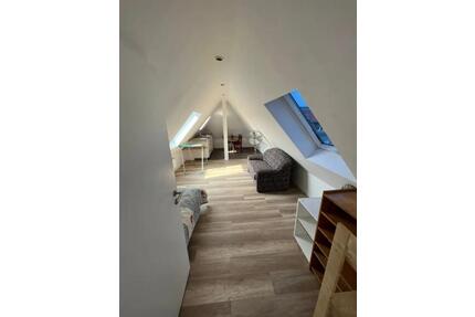 Nachmieter für Dachgeschoss 2er WG mit eigener Küche ab 01.04 - Stuttgart Luginsland