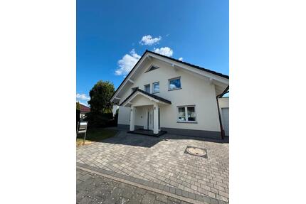 Einfamilienhaus mit großem Garten, Pool, Garage - Limeshain