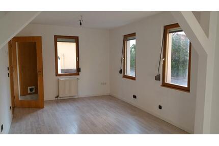Haus in Stg. - Wangen mit Gärtchen, Garage und Stellplatz - Stuttgart Luginsland
