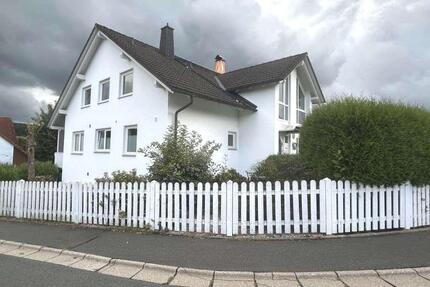 Exklusive renovierte 4,5-Zi-Mietwohnung mit EBK, 2 Balkone, Studio & Garage - in ruhiger TOPLAGE - Wunsiedel